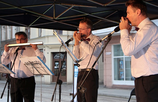 W ramach festiwalu "Lato na Starym Mieście" niesamowity koncert Trio Animato ze Szczecina. Tak brzmiących harmonijek ustnych nie można usłyszeć na co dzień. „Trio Animato” zostało założone w 1978 roku przez Jerzego Grzesiukiewicza i jest najdłużej działającym zespołem kameralnym w Szczecinie a grającym w składzie:  Marek Jaroszyński (harmonijka chromatyczna), Piotr Bieliński (harmonijka akordowa), Piotr Włodarczyk (harmonijka basowa)