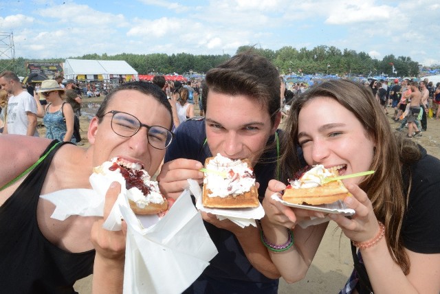 Co można zjeść na Przystanku Woodstock? Propozycji jest naprawdę wiele - od karkówki, burgera, kiełbasy przez pierogi, po kawę, gofry czy lody. A na polu i w jego pobliżu są jeszcze sklepy i cukiernia. Trudno powiedzieć, co cieszy się największym zainteresowaniem. Kolejek wielkich nie ma, może z wyjątkiem punktów na wzgórzu, gdzie jest namiot ASP. Dzieje się tak zapewne ze względu na ich małą liczbę. Tam stoi się nawet po kawę.Namiotów z potrawami nie brakuje na dole. We wtorek, 1 sierpnia, kiedy zamknięte były jeszcze punkty pod lasem, olbrzymim wzięciem cieszyło się jedzenie za Małą Sceną. No i trzeba było postać jakieś pół godziny, np. po burgera (20 zł).Od środy jest znacznie lepiej. Serwowane są potrawy mięsne, pierogi, żurek, kiełbasa, burgery, zapiekanki, kebaby, frytki, mięsa z grilla itp. Ale można też znaleźć kukurydzę, gofry, lody, kawę. Można zjeść dania z ziemniakami, np. mielonego (12 zł). Dużo jest napojów. Popularnością cieszy się herbata mrożona (5-6 zł), ale oczywiście najczęściej kupowane są napoje z procentami..., czyli piwo (np. 5 zł). I na koniec spostrzeżenie jednej z ekspedientek w Kostrzynie. - Kiedyś młodym brakowało pieniędzy na zakupy. Teraz wybierają to, co lubią - powiedziała.Zobacz też: Zakochani na WoodstockuChcesz wiedzieć kto zagra na Przystanku Woodstock 2017? Przystanek Woodstock 2016: zespoły, koncerty kto zagraWszystkie informacje o Przystanku Woodstock 2017 w Kostrzynie nad Odrą:  Przystanek Woodstock 2017: koncerty, zdjęcia, filmy, informacje