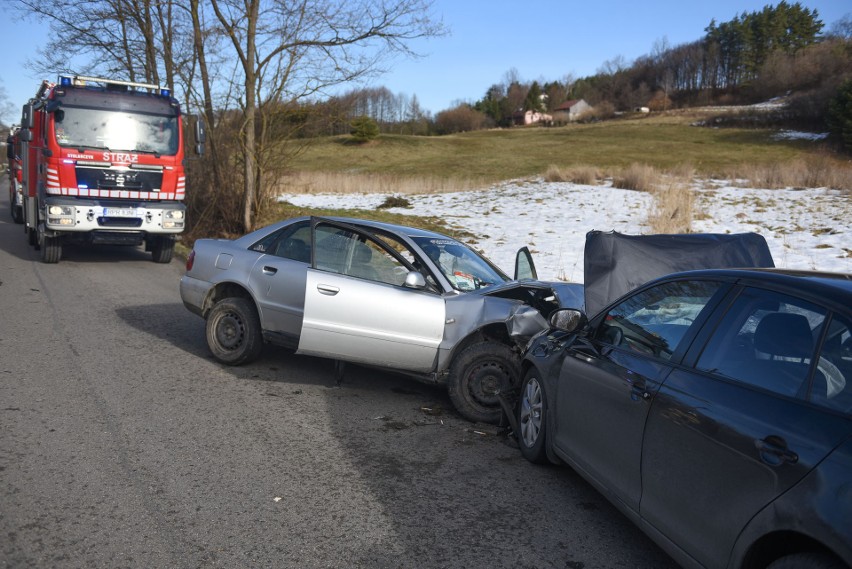 Wypadek w Woli Korzenieckiej. Dwie osoby poszkodowane.