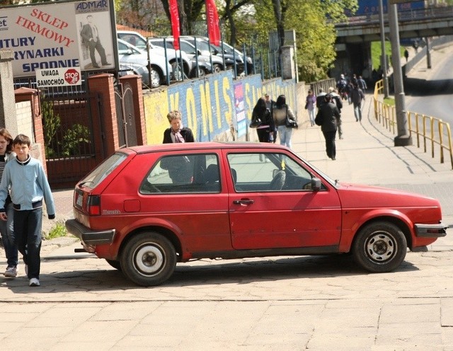 Jeszcze wczoraj w południe czerwone auto stało na chodniku przy ul. Szczecińskiej. 