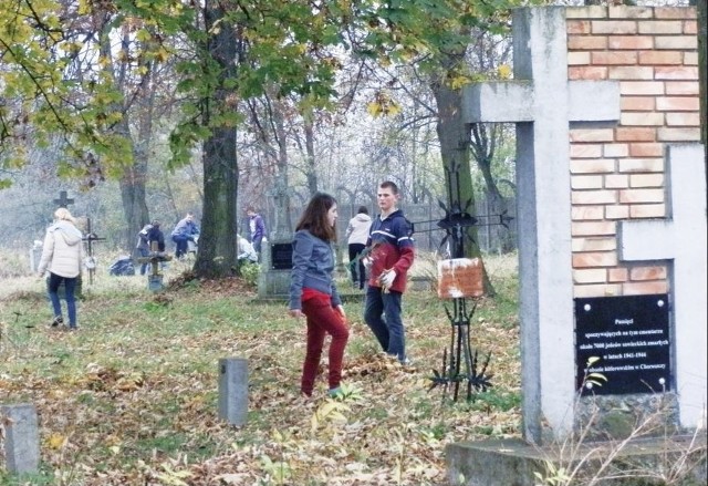 Uczniowie klasy pierwszej w gimnazjum w Choroszczy robili porządki na cmentarzu przy ulicy Żółtkowskiej. Spoczywa tam około 7 tys. jeńców sowieckich