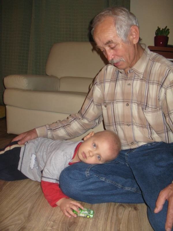 Piotruś uwielbia bawić się samochodzikami. Gdy odwiedza go dziadek, bawią się razem. - Nie wiem, czy Kubica potrafiłby swoim bolidem robić to, co mój wnuk swoimi autkami - mówi Kazimierz Czarnecki.