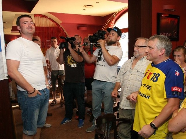 Ponad stu kibiców przyszło podziękować Rastko Stojkoviciowi (z lewej) za grę w vive Targi Kielce.