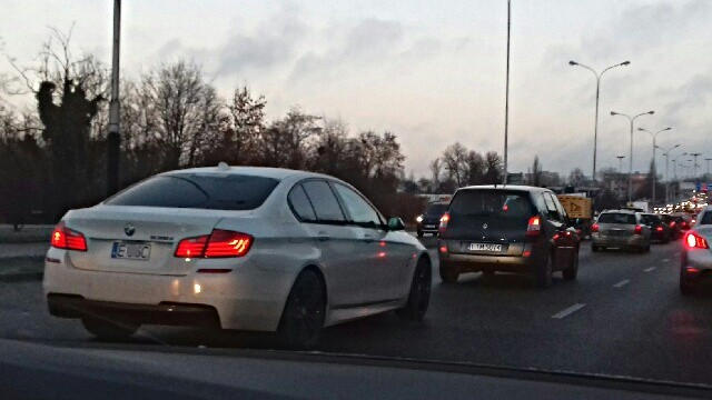 W Łodzi pojawia się coraz więcej aut z krótką  tablicą, choć mają miejsce na normalną.