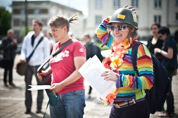 Marsz gejów i lesbijek po Piotrkowskiej w asyście policji (wideo, galeria, aktual.)
