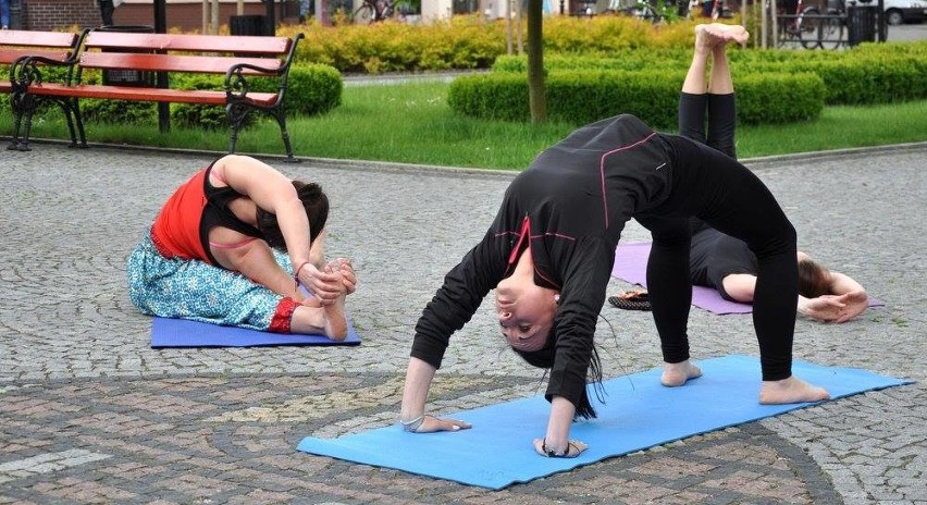 Kilkanaście osób zebrało się w centrum Kluczborka, żeby...