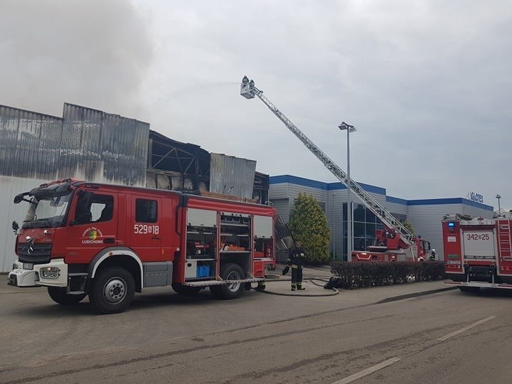 Pożar zakładu Iglotex w Skórczu 27.05.2019. Spłonęły hala produkcyjna i magazyny. Poszkodowanych zostało 2 strażaków! [zdjęcia, wideo]