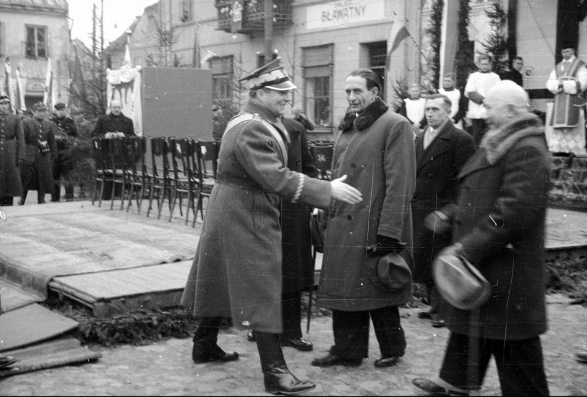 Sieradz, rok 1946. Wręczenie sztandaru Oficerskiej Szkole Łączności i promocja