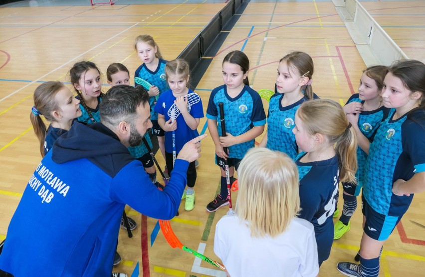 Trener z zawodniczkami omawia strategię gry