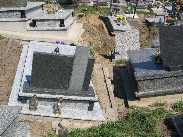 Ziemia na Cmentarzu Głównym w Przemyślu zaczęła się usuwać wiosną.