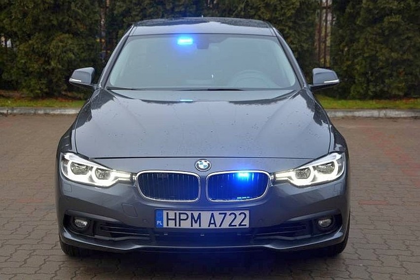 Policjant rozbił nieoznakowany radiowóz. Na zdjęciu BMW z...