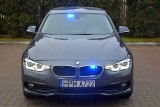 Podlaskie. Policjant rozbił na parkingu służbowe BMW. Tak zawracał, że uderzył w baner reklamowy