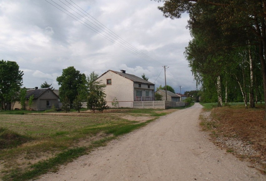 Wieś położona w gminie Magnuszew. Wierni kościoła...