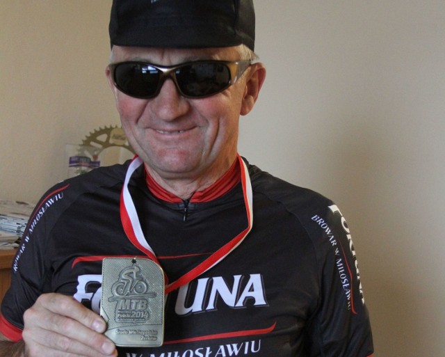 Waldemar Banasiński ze złotym medalem za mistrzostwo Polski w kolarskim wyścigu MTB. Fot. Sławomir Stachura