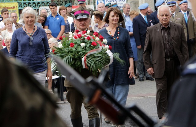 Piątkowy wieczór minął uczestnikom zjazdu na złożeniu kwiatów pod tablicą przy Chełmińskiej, na cmentarzu garnizonowym i miejscu pamięci w Lniskach oraz na zakończeniu biegu ułańskiego w Forcie Księża Góra.