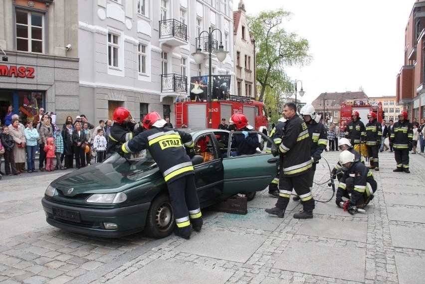 Dni Opola 2012. Pokazy ratownictwa na placu Kopernika.