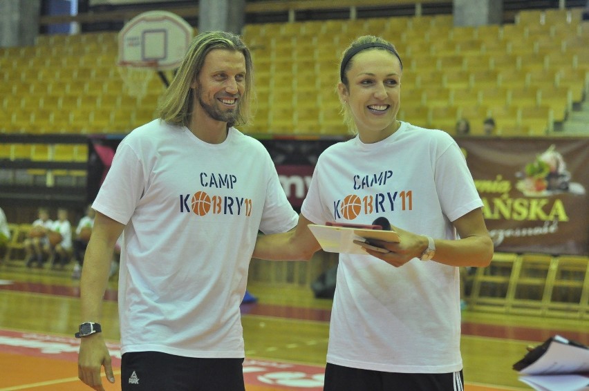 Ewelina Kobryn (z prawej) poprowadziła Camp Koszykarski w...