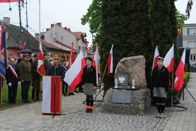 Święto 3 Maja od zawsze wiązało się z licznymi uroczystościami organizowanymi przez nasze samorządy. Nie inaczej było we Włoszczowie. Niestety przez ostatnie dwa lata z powodu pandemii koronawirusa obchody były bardzo skromne i jedynie symboliczne. Przypomnijmy sobie, jak obchody Narodowego Święta Konstytucji 3 Maja wyglądały we Włoszczowie w poprzednich, "przedpandemicznych" latach.Na zdjęciu: Obchody Święta Konstytucji 3 Maja we Włoszczowie w 2019 roku.Na kolejnych slajdach zdjęcia z obchodów 3 Maja we Włoszczowie w ostatnich latach >>>>>>>>>>>>>