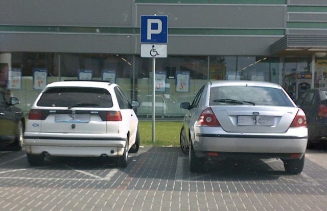 tak wygląda parking przy sklepie Społem