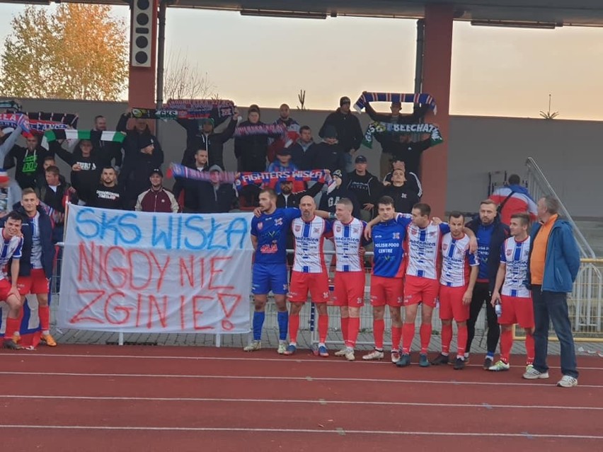 Kibice wspierają piłkarzy Wisły Sandomierz. Solidaryzują się też inne kluby [ZDJĘCIA] 