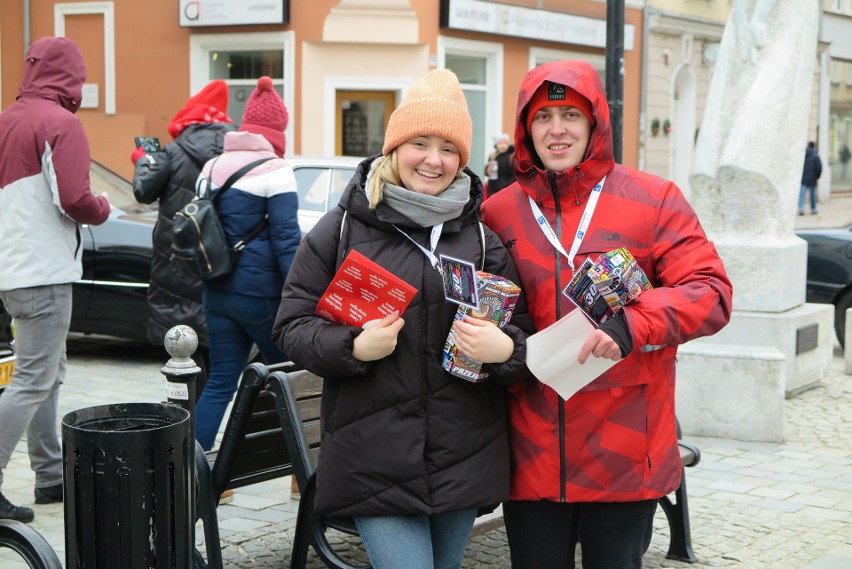 Pokaz starych samochodów, mobilny punkt krwiodawstwa,...