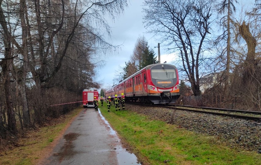 Na przejeździe kolejowym w Kętach pod kołami pociągu zginęła...