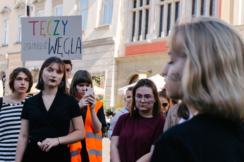 Kraków. "Wymieramy, bo nie działamy". Młodzieżowy Strajk Klimatyczny na Rynku Głównym [GALERIA]