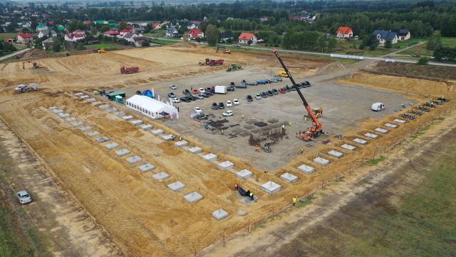 22 września odbyło się uroczyste podpisanie i złożenie aktu erekcyjnego oraz wmurowanie kamienia węgielnego pod budowę DL Invest Park Sędziszów Małopolski, gdzie swój zakład będzie miało SaarGummi