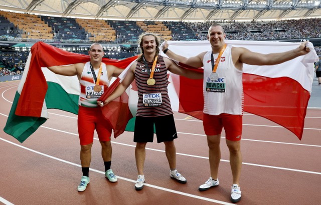 Medaliści MŚ z Budapesztu: od lewej Węgier Bence Halasz, Kanadyjczyk Ethan Katzberg i Wojciech Nowicki.