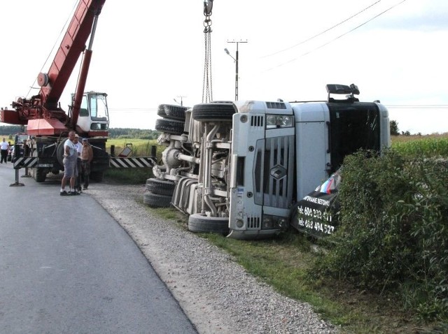 Przewrócona ciężarówka na drodze w Piekoszowie.