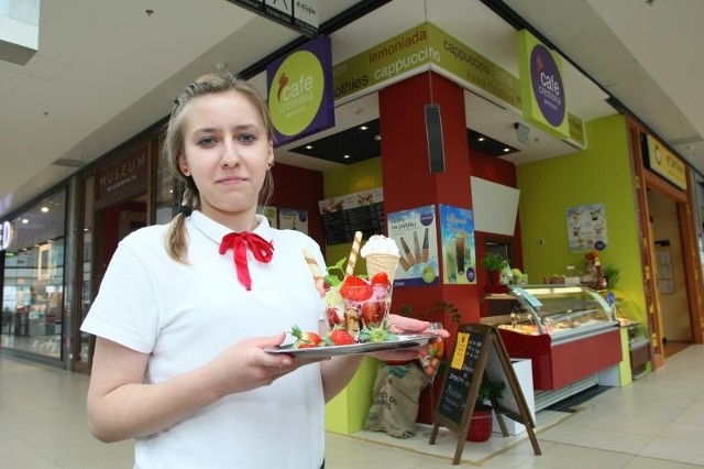 Tutti Frutti, wyśmienity deser lodowy jest bardzo popularny &#8211; mówi Justyna, kelnerka w otwartej niedawno kawiarni Cafe Cremova w Galerii Echo w Kielcach.