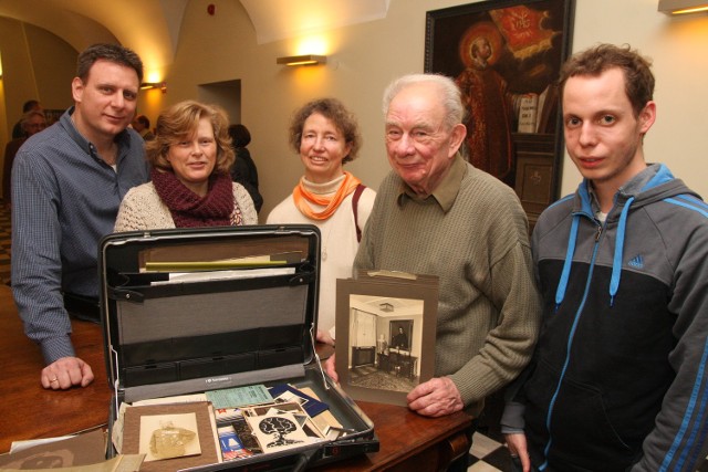 Na zdjęciu od lewej: Jens Glauer, Anke Henle, Eva Fassmann, Gernot Glauer, Joachim Fassmann. Potomkowie MaxaGlauera przywieźli 170 odbitek i szklanych klisz.