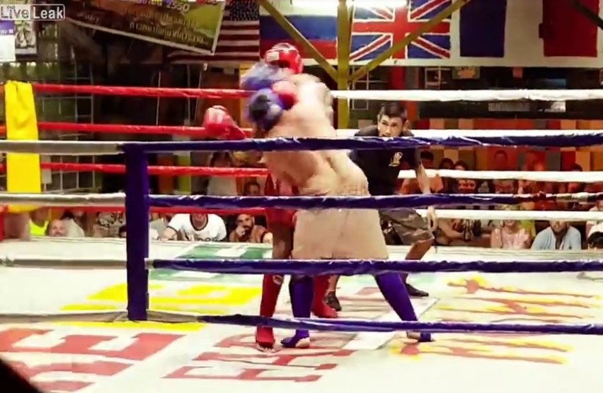 Pijany polski turysta staje do walki przeciwko tajskiemu bokserowi [zdjęcia, wideo]