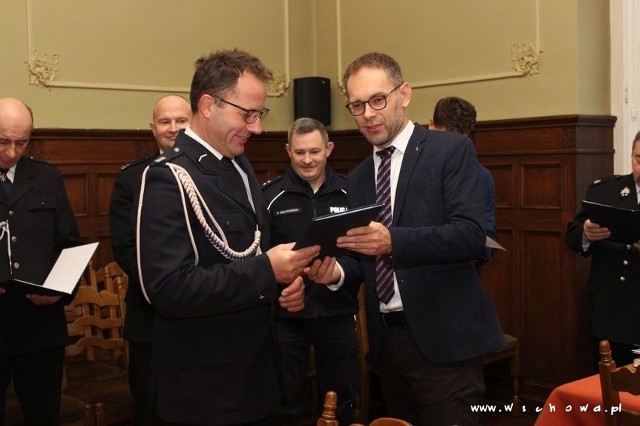 Burmistrz Wschowy Konrad Antkowiak przekazał jednostkom OSP specjalistyczny sprzęt ratowniczy