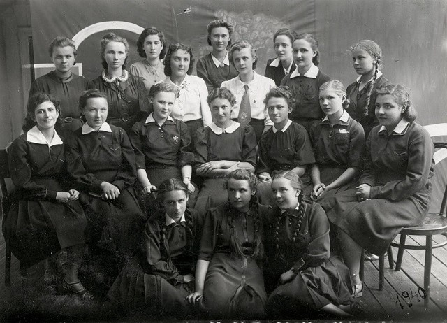Wilno 1940. Uczennice Gimnazjum Kupieckiego. W II rzędzie, pierwsza od lewej - Helena Mołczanowicz.