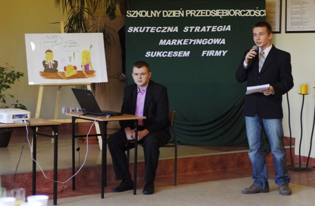Uczniowie II klasy technikum handlowego Jakub Zelek (z mikrofonem) i Rafał Frankiewicz prezentują swoje pomysły na marketingowy sukces.