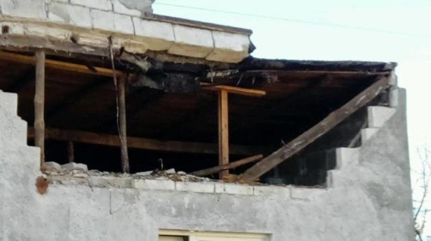 W Redzie przy ul. Spokojnej spadł fragment ściany domu [ZDJĘCIA]