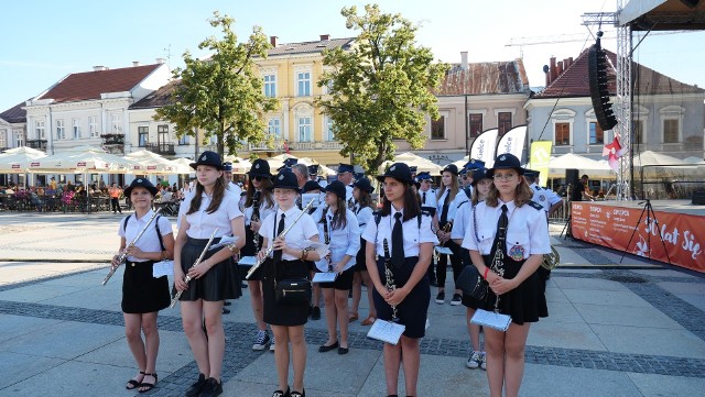 Orkiestra Dęta Ochotniczej Straży Pożarnej Oleszno poprowadziła w tym roku słynny festiwalowy korowód w Kielcach. Więcej na następnych zdjęciach >>>