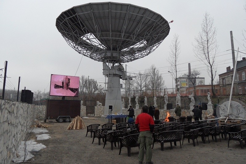Częstochowa: Postawili ogromny radioteleskop przy rondzie [ZDJĘCIA, WIDEO]