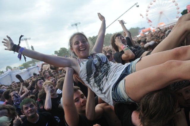 Wy też czekacie na rozpoczęcie PolAndRock Festiwalu 2018 (dawny Przystanek Woodstock)? Postanowiliśmy przejrzeć nasze archiwa i odszukać najciekawsze momenty zeszłorocznego festiwalu. Sprawdź, jak bawiło się woodstockowe pole. Zobacz szalone kąpiele błotne, zapierającą dech paradę motocykli i wyśmienitą zabawę pod sceną.PolAndRock Festiwal 2018 (Przystanek Woodstock) odbędzie się w dniach 2-4 sierpnia. Będzie to już 24. edycja tej imprezy i 15. z rzędu organizowana w Kostrzynie nad Odrą. Na pierwszy ogień materiał, w którym zobaczycie, jak woodstockowicze wykrzykują nazwę najpiękniejszego festiwalu świata.Aby zobaczyć kolejne filmy, przeglądaj kolejne slajdy w tym materiale.