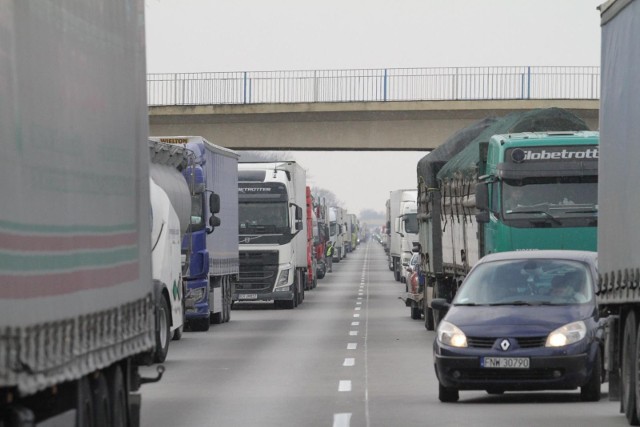 Wypadek na A4 na wysokości Kątów Wrocławskich. Zderzenie dwóch samochodów ciężarowych. Zdjęcie ilustracyjne.