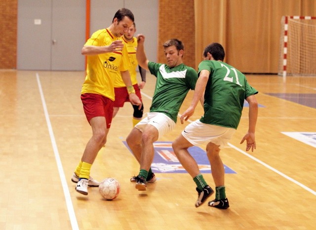 W jedynym rozegranym sobotnim meczu Sparta Przysiersk (zielone koszulki) przegrała z Unikatem Osiek 2:6 i straciła szanse na grę o puchar pocieszenia.