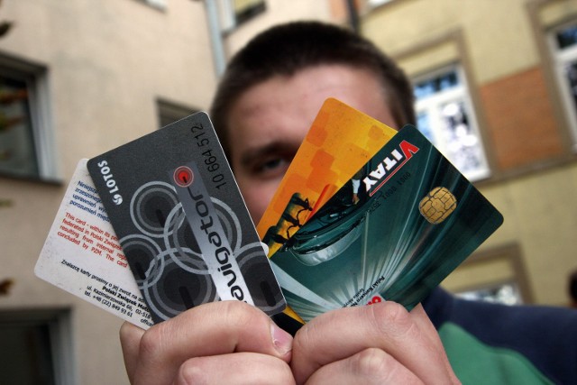 – Przeliczniki nie są najlepsze, ale sam mam cztery takie karty w portfelu – mówi Tomek, z Lublina. Foto: Bartosz Żurawski
