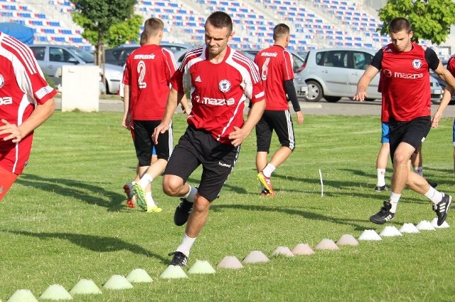 Norbert Korcz (w środku) piłkarz Korony Kielce, trenuje w Bronią i zagra w sparingu z Energią