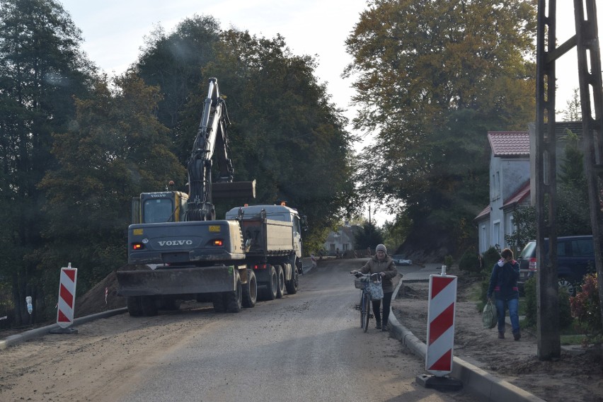 Trwają prace przy budowie jezdni, chodników oraz przebudowie...