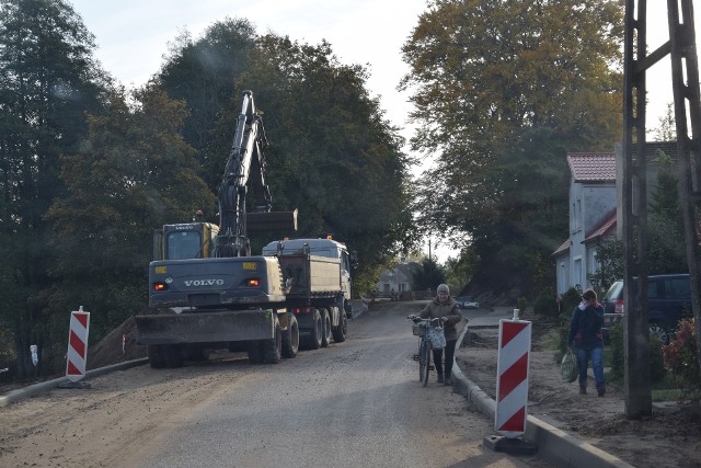 Trwają prace przy budowie jezdni, chodników oraz przebudowie mostu w Upiłce (gm. Lipnica}.