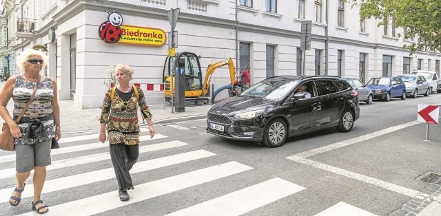 Przy ul. Węgierskiej,  gdzie powstała Biedronka, jest mało miejsca na przejazd dla aut. Mieszkańcy obawiają się problemów