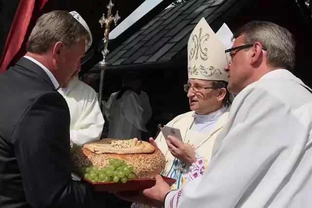 Rolnicy przywieźli do Rokitna wieńce i chleb z tegorocznego ziarna.