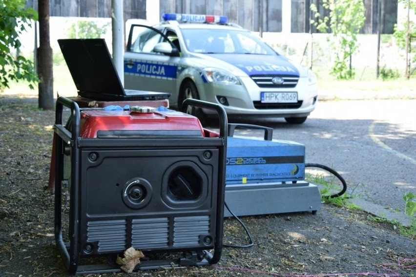 Funkcjonariusze za pomocą dymomierza sprawdzali, czy...