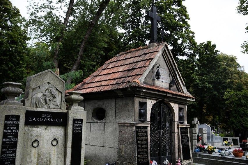 Kraków. Na cmentarzach brakuje miejsc na nowe groby. Potrzebne nowe kolumbaria